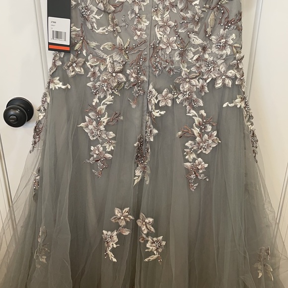 *NEW* LA FEMME 27968 floral embroidery appliqué cinderella ballgown - Picture 15 of 17